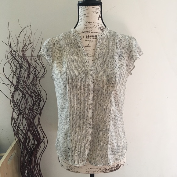 H&M flutter sleeve blouse - Picture 1 of 8